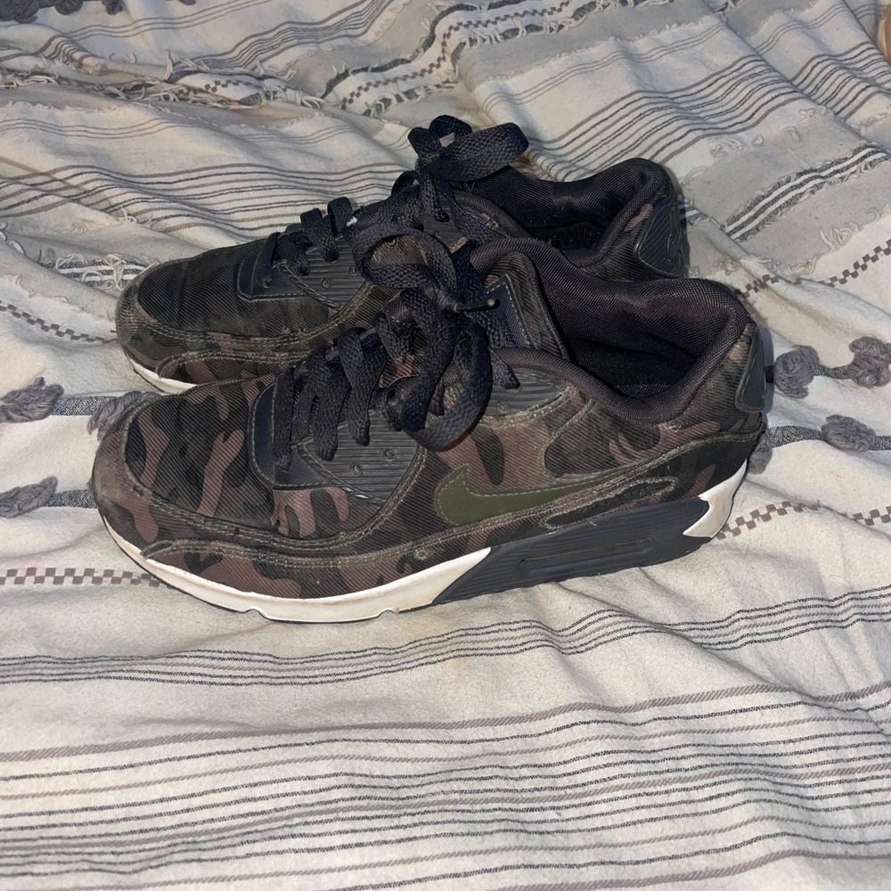 Size 6 Women’s Nike air max 90 CSE